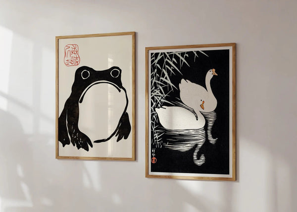 Vælg et minimalistisk og stilfuldt udtryk med vores Black and White Swans Plakat.